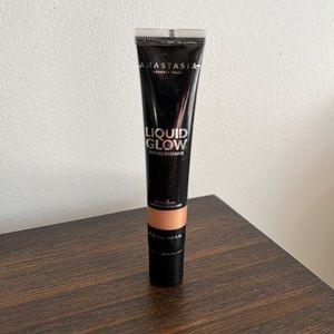 Anastasia Beverly Hills liquid glow face highlighter